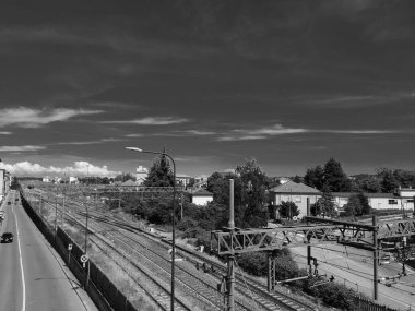 Torino, İtalya - 07 / 02 / 2020: Kuzey İtalya 'da seyahat. Turin 'in güzel başlığı güneşli günler ve mavi gökyüzü. Köstebek Antoneliana 'dan şehre panoramik bir manzara. Eski mimarinin detaylı fotoğrafçılığı.