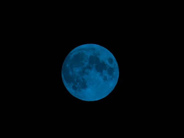 热那亚 意大利 2020年7月7日 在热那瓦市上空拍摄的令人惊奇的夜间全月照片 背景是蓝蓝的蓝天 还有一些星星 — 图库照片