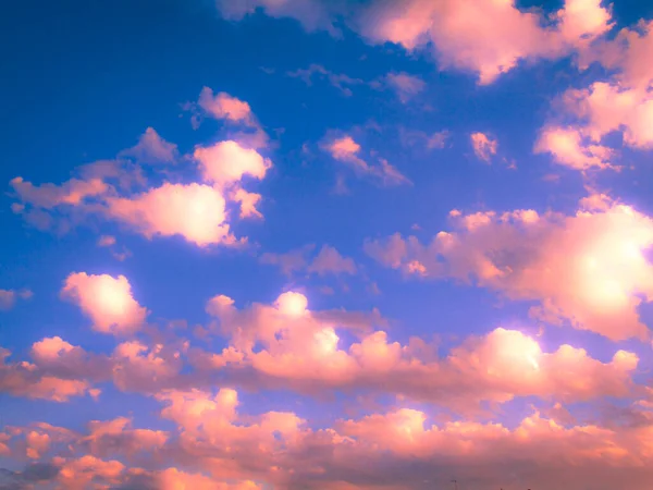 Úžasná Oblačnost Obloze Dne Nad Městem Letních Dnech — Stock fotografie