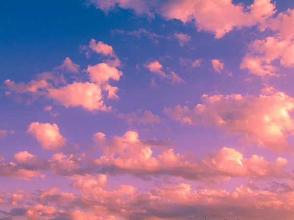 Úžasná Oblačnost Obloze Dne Nad Městem Letních Dnech — Stock fotografie