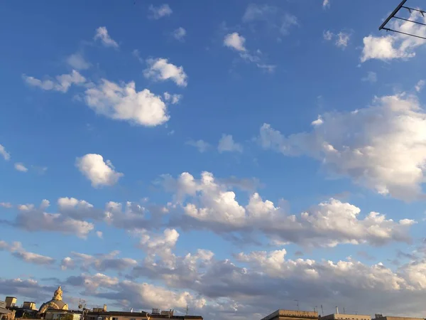 Tolle Wolkenlandschaft Himmel Tagsüber Über Der Stadt Sommertagen — Stockfoto