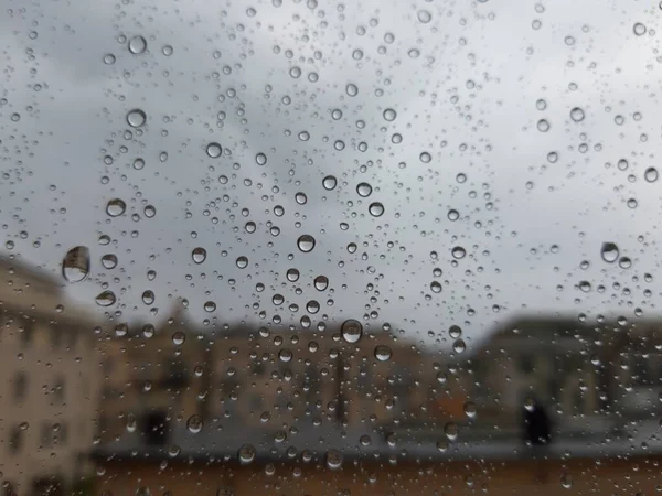 Pencerenin Üzerindeki Damlasının Güzel Bir Fotoğrafı Yağmurdan Sonra Şehir Için — Stok fotoğraf