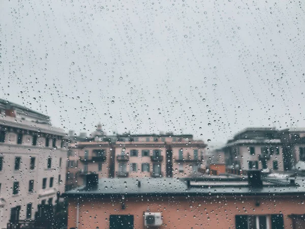 窗户上方的瀑布的美丽的照片 雨后城市的室内全景 — 图库照片