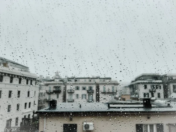 窗户上方的瀑布的美丽的照片 雨后城市的室内全景 — 图库照片