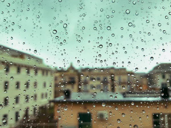 窗户上方的瀑布的美丽的照片 雨后城市的室内全景 — 图库照片