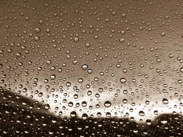 窓の上の水滴の美しい写真 雨の後の街への屋内パノラマビュー — ストック写真