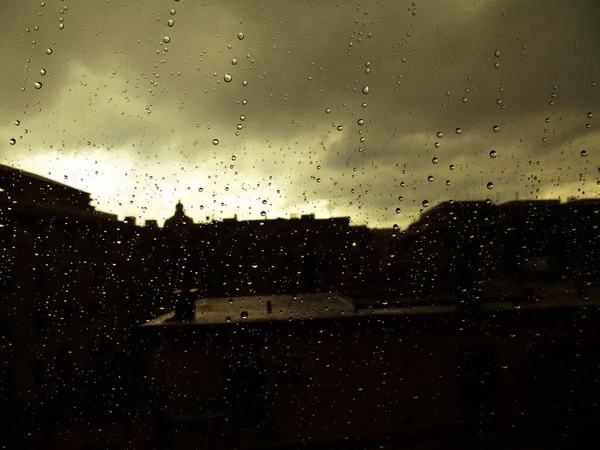 Pencerenin Üzerindeki Damlasının Güzel Bir Fotoğrafı Yağmurdan Sonra Şehir Için — Stok fotoğraf