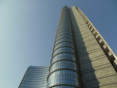Milan, İtalya - 06 / 22 / 2020: Yaz günlerinde Milano şehrine inanılmaz bir manşet. Porta Nuova bölgesinin yeni gökdelenleriyle geniş panoramik manzara.