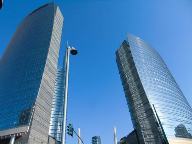 Milan, İtalya - 06 / 22 / 2020: Yaz günlerinde Milano şehrine inanılmaz bir manşet. Porta Nuova bölgesinin yeni gökdelenleriyle geniş panoramik manzara.