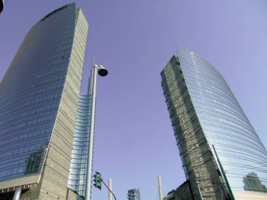 Milan, İtalya - 06 / 22 / 2020: Yaz günlerinde Milano şehrine inanılmaz bir manşet. Porta Nuova bölgesinin yeni gökdelenleriyle geniş panoramik manzara.
