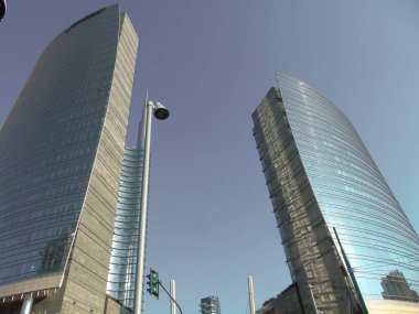 Milan, İtalya - 06 / 22 / 2020: Yaz günlerinde Milano şehrine inanılmaz bir manşet. Porta Nuova bölgesinin yeni gökdelenleriyle geniş panoramik manzara.