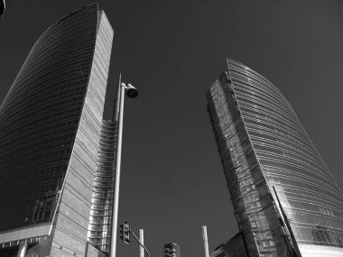 Milan, İtalya - 06 / 22 / 2020: Yaz günlerinde Milano şehrine inanılmaz bir manşet. Porta Nuova bölgesinin yeni gökdelenleriyle geniş panoramik manzara.