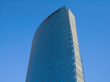 Milan, İtalya - 06 / 22 / 2020: Yaz günlerinde Milano şehrine inanılmaz bir manşet. Porta Nuova bölgesinin yeni gökdelenleriyle geniş panoramik manzara.