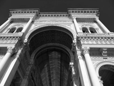 Milan, İtalya - 06 / 22 / 2020: Yaz günlerinde Milano şehrine inanılmaz bir manşet. Porta Nuova bölgesinin yeni gökdelenleriyle geniş panoramik manzara.