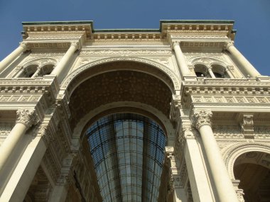 Milan, İtalya - 06 / 22 / 2020: Yaz günlerinde Milano şehrine inanılmaz bir manşet. Porta Nuova bölgesinin yeni gökdelenleriyle geniş panoramik manzara.
