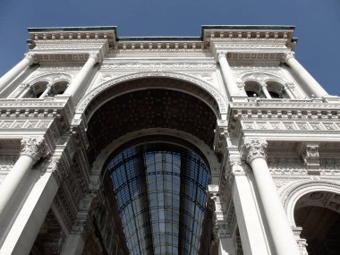 Milan, İtalya - 06 / 22 / 2020: Yaz günlerinde Milano şehrine inanılmaz bir manşet. Porta Nuova bölgesinin yeni gökdelenleriyle geniş panoramik manzara.