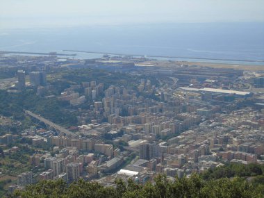Cenova, İtalya 07 / 30 / 2020: Monte Gazzo 'dan güzel manzaralı şehir, liman, baraj, deniz, Cristoforo Colombo havaalanı pisti, konteyner nakliye terminali, Pra, Voltri ve Sestri promontory