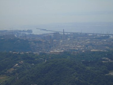 Cenova, İtalya 07 / 30 / 2020: Monte Gazzo 'dan güzel manzaralı şehir, liman, baraj, deniz, Cristoforo Colombo havaalanı pisti, konteyner nakliye terminali, Pra, Voltri ve Sestri promontory