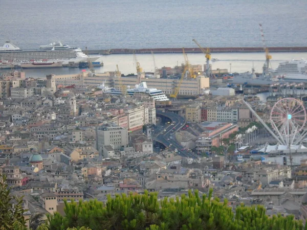 Cenova, İtalya Ağustos 2020: Ceneviz, Magazin del cotone ve Porto Antico limanlarındaki nakliye ve konteynır terminallerinin havadan görünüşü, istiflenmiş konteynırlar ve yükleme rampaları