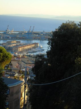Cenova, İtalya Ağustos 2020: Ceneviz, Magazin del cotone ve Porto Antico limanlarındaki nakliye ve konteynır terminallerinin havadan görünüşü, istiflenmiş konteynırlar ve yükleme rampaları