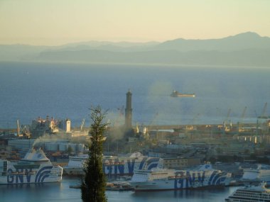 Cenova, İtalya Ağustos 2020: Ceneviz, Magazin del cotone ve Porto Antico limanlarındaki nakliye ve konteynır terminallerinin havadan görünüşü, istiflenmiş konteynırlar ve yükleme rampaları