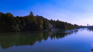 Liguria, İtalya - 08 / 15 / 2020: Yaz günlerinde su üzerinde bulanık arkaplan için gündoğumunun yansıması. Yaz günlerinde açık mavi gökyüzü sıcak iklim.