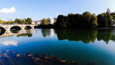 Liguria, İtalya - 08 / 15 / 2020: Yaz günlerinde su üzerinde bulanık arkaplan için gündoğumunun yansıması. Yaz günlerinde açık mavi gökyüzü sıcak iklim.