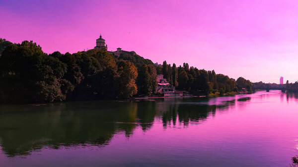 Liguria, Italy - 08 / 15 / 2020: Reflection of sunrise for blur background in summer days over the water. Ясное голубое небо жаркий климат в летние дни.