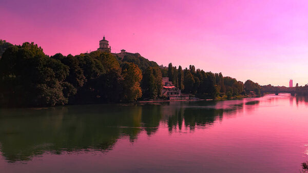Liguria, Italy - 08 / 15 / 2020: Reflection of sunrise for blur background in summer days over the water. Ясное голубое небо жаркий климат в летние дни.