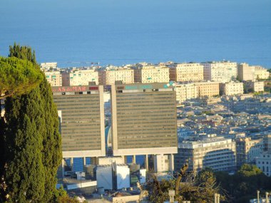 Cenova, İtalya 5 Ağustos 2020: Ceneviz limanındaki nakliye ve konteyner terminalinin havadan görünüşü ve şehrin deniz kenarı, stadyum ve konutları olmayan diğer tarafına panoramik manzara.