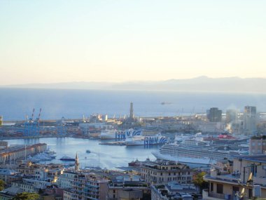Cenova, İtalya 5 Ağustos 2020: Ceneviz limanındaki nakliye ve konteyner terminalinin havadan görünüşü ve şehrin deniz kenarı, stadyum ve konutları olmayan diğer tarafına panoramik manzara.