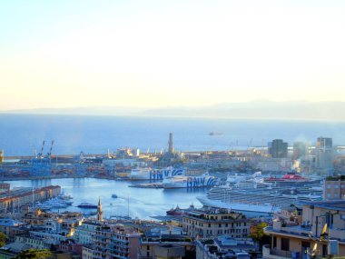 Cenova, İtalya 5 Ağustos 2020: Ceneviz limanındaki nakliye ve konteyner terminalinin havadan görünüşü ve şehrin deniz kenarı, stadyum ve konutları olmayan diğer tarafına panoramik manzara.