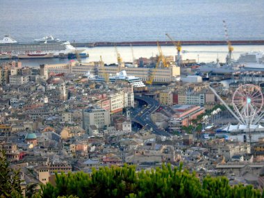 Cenova, İtalya 5 Ağustos 2020: Ceneviz limanındaki nakliye ve konteyner terminalinin havadan görünüşü ve şehrin deniz kenarı, stadyum ve konutları olmayan diğer tarafına panoramik manzara.