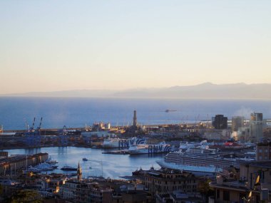 Cenova, İtalya 5 Ağustos 2020: Ceneviz limanındaki nakliye ve konteyner terminalinin havadan görünüşü ve şehrin deniz kenarı, stadyum ve konutları olmayan diğer tarafına panoramik manzara.