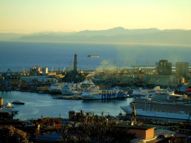 Cenova, İtalya 5 Ağustos 2020: Ceneviz limanındaki nakliye ve konteyner terminalinin havadan görünüşü ve şehrin deniz kenarı, stadyum ve konutları olmayan diğer tarafına panoramik manzara.