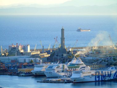 Cenova, İtalya 5 Ağustos 2020: Ceneviz limanındaki nakliye ve konteyner terminalinin havadan görünüşü ve şehrin deniz kenarı, stadyum ve konutları olmayan diğer tarafına panoramik manzara.