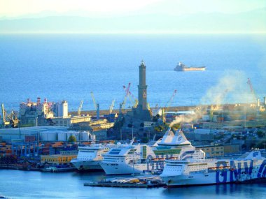 Cenova, İtalya 5 Ağustos 2020: Ceneviz limanındaki nakliye ve konteyner terminalinin havadan görünüşü ve şehrin deniz kenarı, stadyum ve konutları olmayan diğer tarafına panoramik manzara.