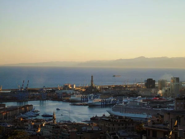 Cenova, İtalya 5 Ağustos 2020: Ceneviz limanındaki nakliye ve konteyner terminalinin havadan görünüşü ve şehrin deniz kenarı, stadyum ve konutları olmayan diğer tarafına panoramik manzara.