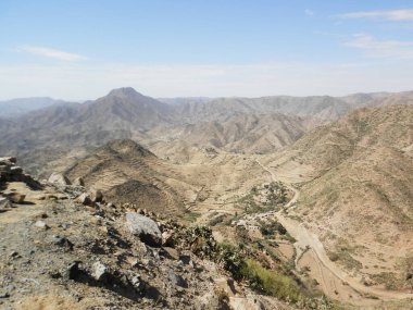Elabered, Eritre - 08 / 15 / 2020: Eritre çölündeki küçük köyün güzel fotoğrafları. Kayaların içindeki köye doğru havadan görüş..