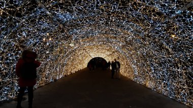 Cenova, İtalya - 08 / 25 / 2020: Cenova sokaklarında güzel renkli süslemeler. Farklı renklerde öncü ve neon galeri ışıkları. Bazıları akşamdan ve tatilden zevk alır..