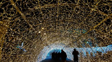 Cenova, İtalya - 08 / 25 / 2020: Cenova sokaklarında güzel renkli süslemeler. Farklı renklerde öncü ve neon galeri ışıkları. Bazıları akşamdan ve tatilden zevk alır..