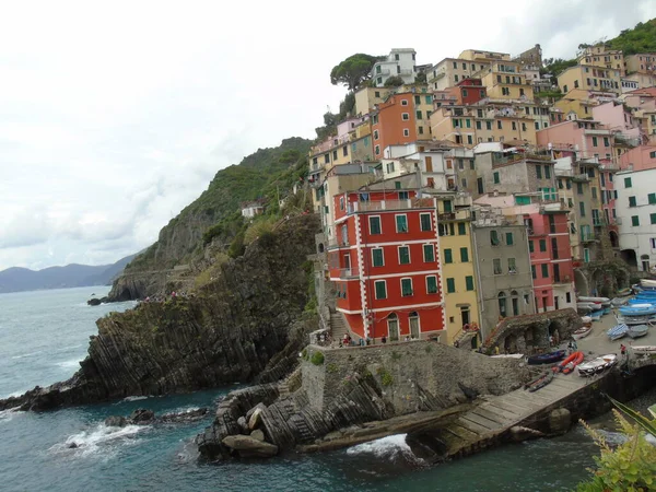 Riomaggiore Italy 2020年8月31日 イタリアのチンクテレから田舎の美しい写真 灰色の空 カラフルな家 山からのブドウの収集 そして海からのいくつかの小さな波 — ストック写真