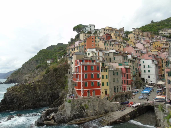 Riomaggiore Italy 2020年8月31日 イタリアのチンクテレから田舎の美しい写真 灰色の空 カラフルな家 山からのブドウの収集 そして海からのいくつかの小さな波 — ストック写真