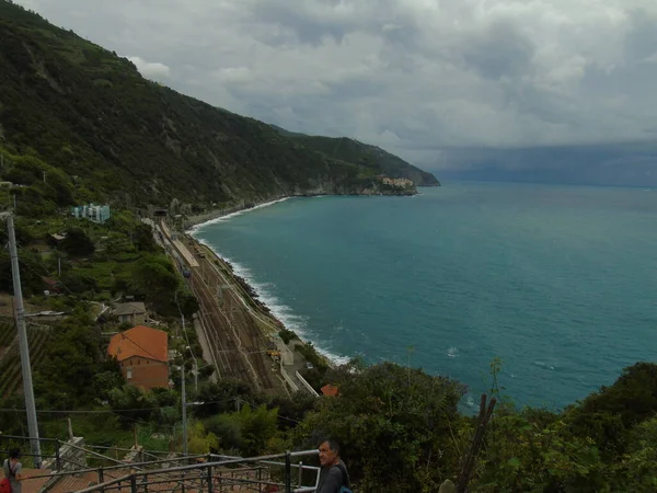 Cinque Terre イタリア 2020年8月31日 海岸漁村の美しい風景 多くの小さなカラフルな家の素晴らしい景色 Cinque Terreと呼ばれる小さなイタリアの町の伝統的な建築 — ストック写真