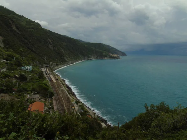 Cinque Terre イタリア 2020年8月31日 海岸漁村の美しい風景 多くの小さなカラフルな家の素晴らしい景色 Cinque Terreと呼ばれる小さなイタリアの町の伝統的な建築 — ストック写真