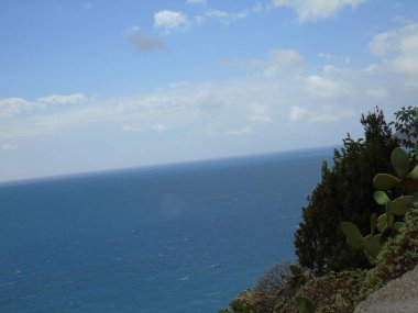 Cinque Terre, İtalya - 08 / 31 / 2020: Bir kıyı balıkçı köyünün güzel manzarası, pek çok küçük renkli ev manzarası, Cinque Terre adlı küçük İtalyan kasabasının geleneksel mimarisi