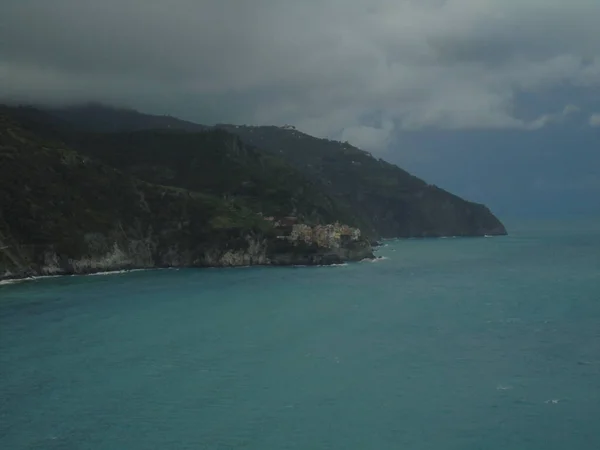 Cinque Terre イタリア 2020年8月31日 海岸漁村の美しい風景 多くの小さなカラフルな家の素晴らしい景色 Cinque Terreと呼ばれる小さなイタリアの町の伝統的な建築 — ストック写真