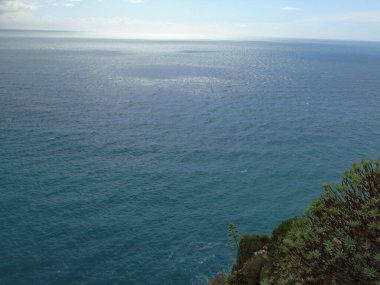 Cinque Terre, İtalya - 08 / 31 / 2020: Bir kıyı balıkçı köyünün güzel manzarası, pek çok küçük renkli ev manzarası, Cinque Terre adlı küçük İtalyan kasabasının geleneksel mimarisi