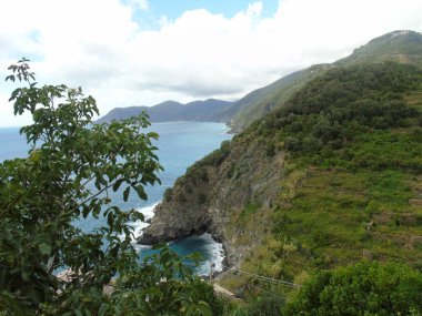 Cinque Terre, İtalya - 08 / 31 / 2020: Bir kıyı balıkçı köyünün güzel manzarası, pek çok küçük renkli ev manzarası, Cinque Terre adlı küçük İtalyan kasabasının geleneksel mimarisi