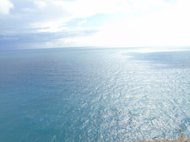 Cinque Terre, İtalya - 08 / 31 / 2020: Bir kıyı balıkçı köyünün güzel manzarası, pek çok küçük renkli ev manzarası, Cinque Terre adlı küçük İtalyan kasabasının geleneksel mimarisi